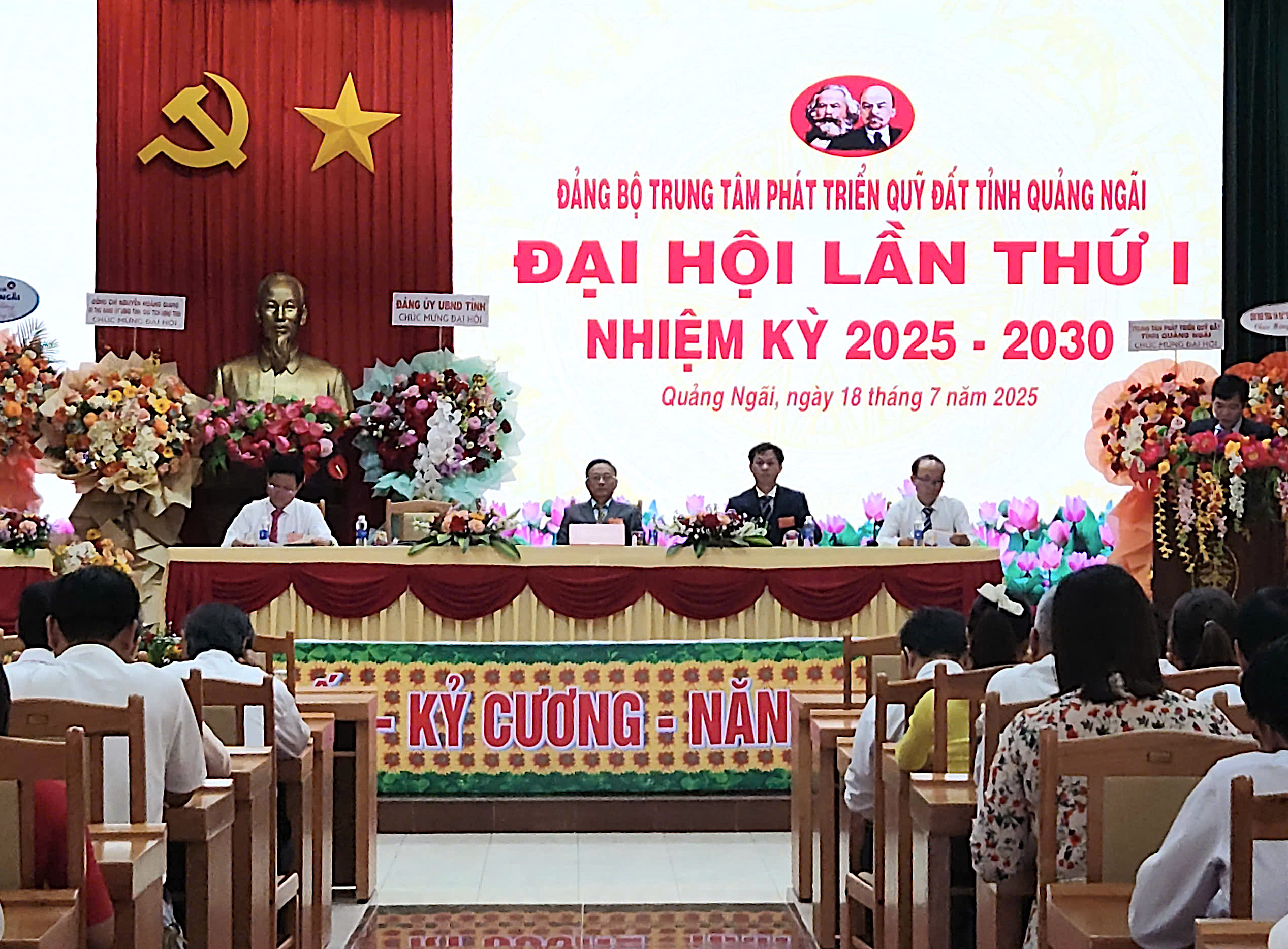 Ông Phạm Xuân Vinh giữ chức Bí thư Đảng ủy Trung tâm phát triển quỹ đất tỉnh Quảng Ngãi- Ảnh 1. Ông Phạm Xuân Vinh giữ chức Bí thư Đảng ủy Trung tâm phát triển quỹ đất tỉnh Quảng Ngãi- Ảnh 1.