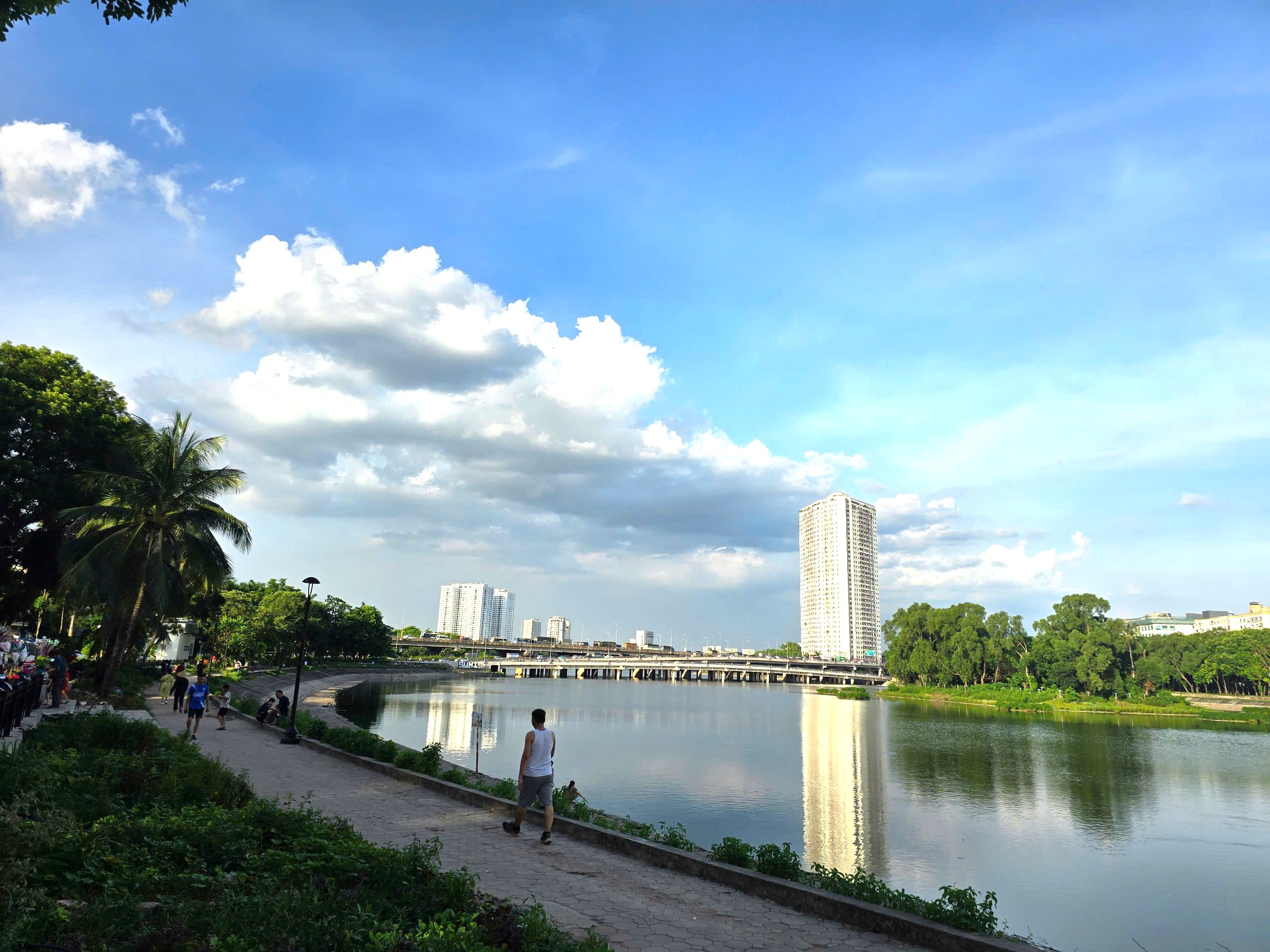 Cần mạnh tay xử lý tình trạng chiếm dụng công viên, hồ nước ở Hà Nội- Ảnh 10.