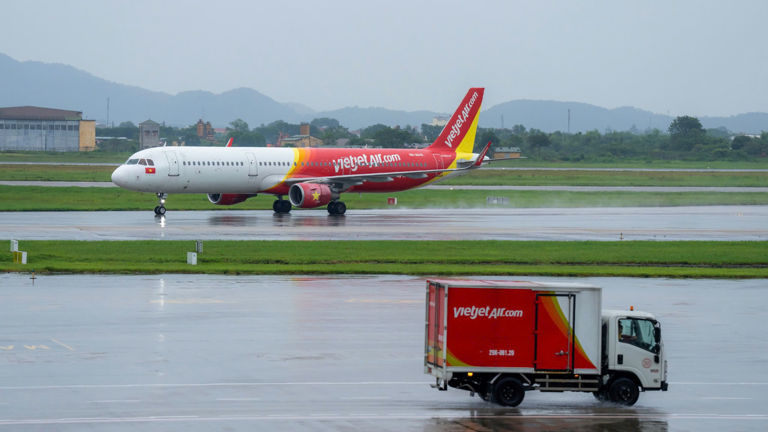 9 chuyến bay đến Nội Bài phải chuyển hướng hạ cánh do mưa dông- Ảnh 1. 9 chuyến bay đến Nội Bài phải chuyển hướng hạ cánh do mưa dông- Ảnh 1.
