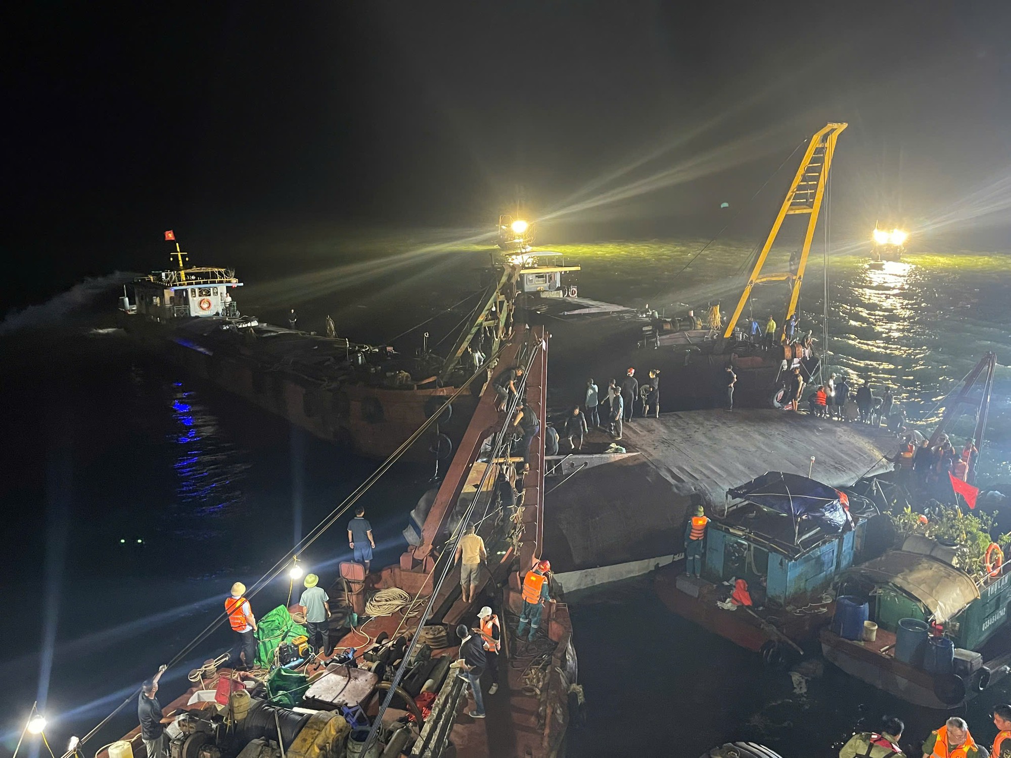 Lật tàu ở Quảng Ninh: 35 người tử vong, tiếp tục tìm kiếm 4 người mất tích- Ảnh 4. Lật tàu ở Quảng Ninh: 35 người tử vong, tiếp tục tìm kiếm 4 người mất tích- Ảnh 4.