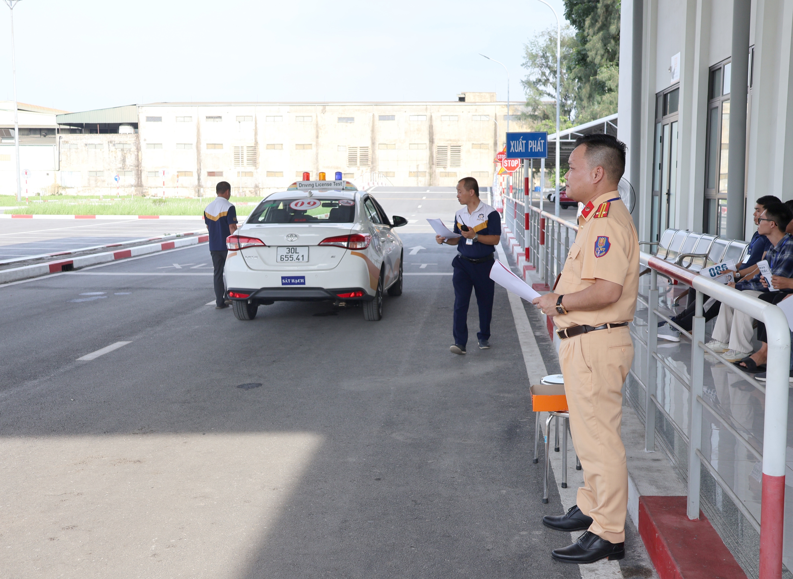 Hà Nội: Nhiều học viên xin lùi sát hạch lái xe vì sợ trượt- Ảnh 1. Hà Nội: Nhiều học viên xin lùi sát hạch lái xe vì sợ trượt- Ảnh 1.