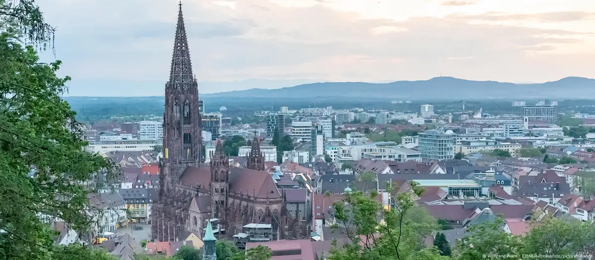 Cách phố cổ Freiburg, Đức giảm bớt ô tô cá nhân trong đô thị- Ảnh 1. Cách phố cổ Freiburg, Đức giảm bớt ô tô cá nhân trong đô thị- Ảnh 1.