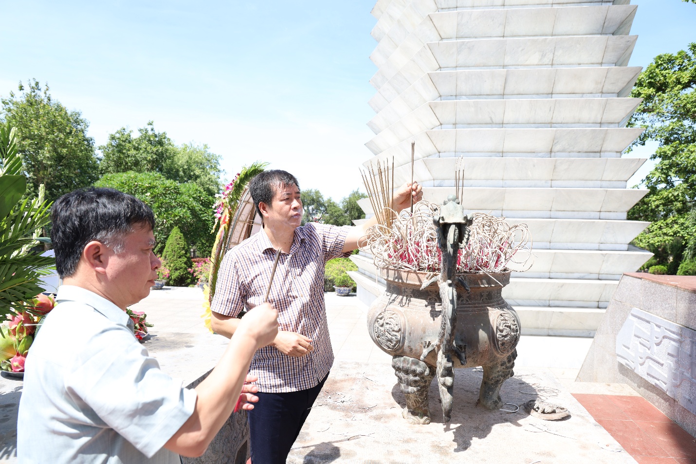 Bộ Xây dựng tổ chức "Hành trình đỏ" tri ân liệt sĩ tại Thanh Hóa- Ảnh 1.