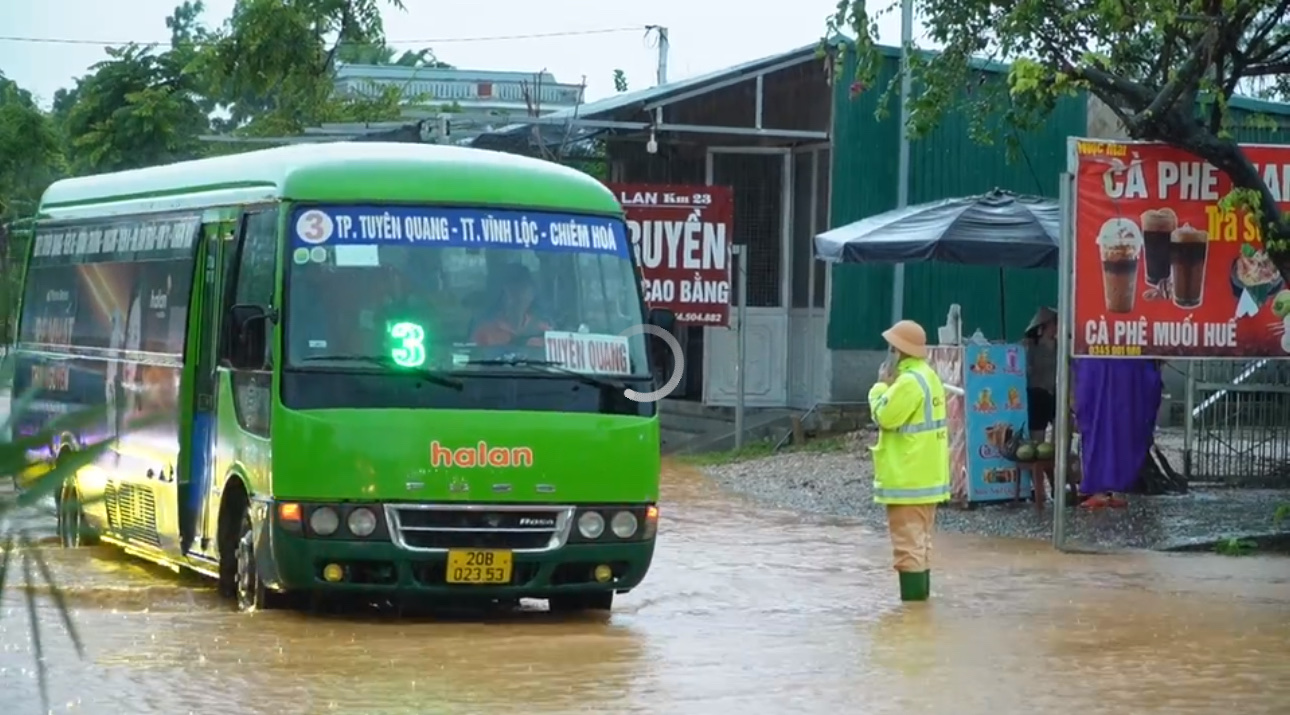 Tuyên Quang đảm bảo an toàn giao thông tuyến quốc lộ 2 mùa mưa lũ- Ảnh 3.