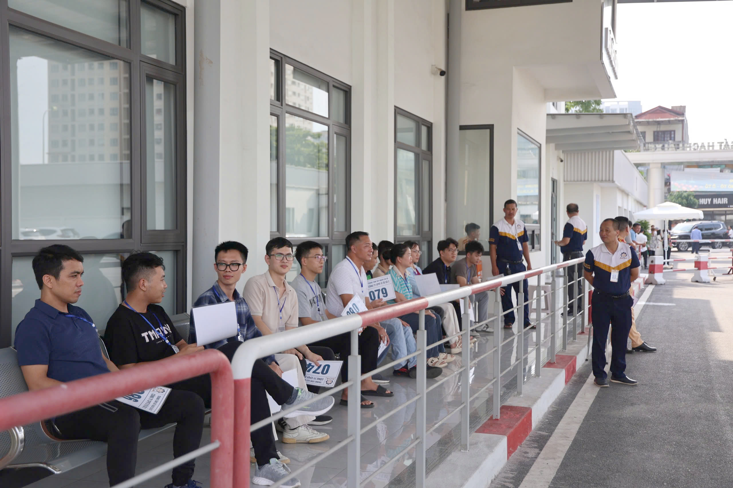 Hà Nội: Nhiều học viên xin lùi sát hạch lái xe vì sợ trượt- Ảnh 3. Hà Nội: Nhiều học viên xin lùi sát hạch lái xe vì sợ trượt- Ảnh 3.
