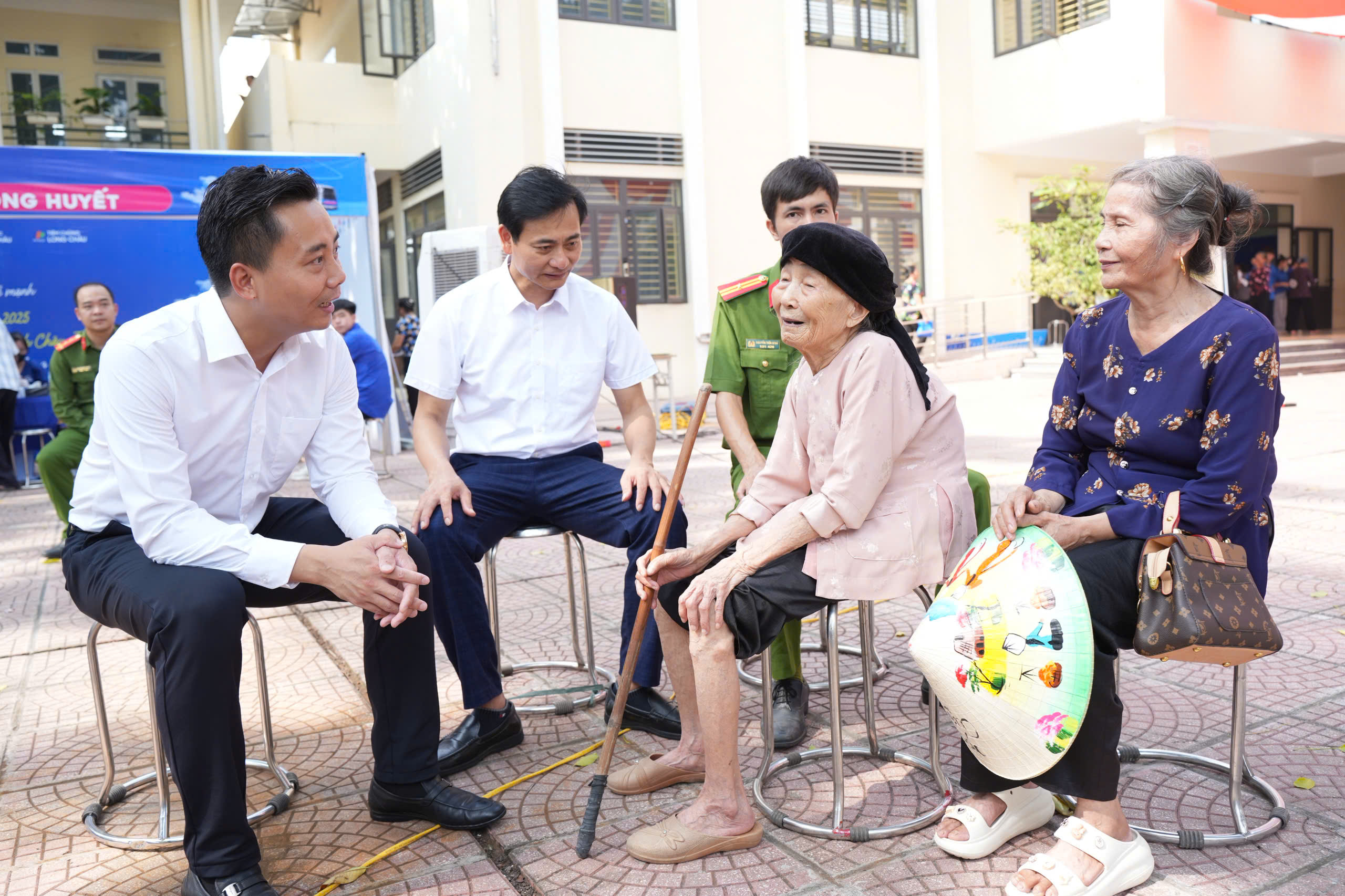 Xã đầu tiên trên cả nước khám sức khỏe miễn phí cho toàn bộ người dân- Ảnh 15. Xã đầu tiên trên cả nước khám sức khỏe miễn phí cho toàn bộ người dân- Ảnh 15.