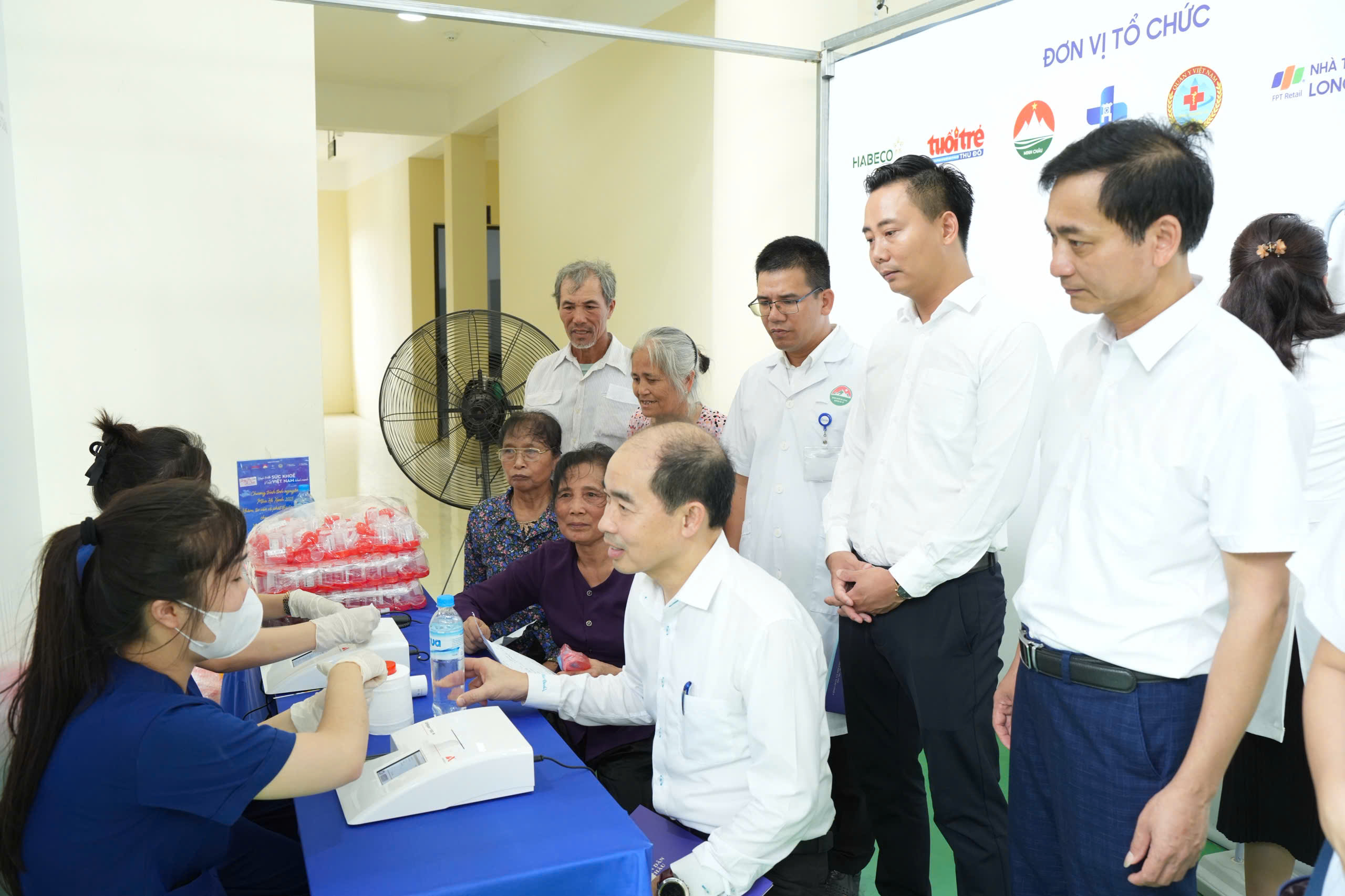 Xã đầu tiên trên cả nước khám sức khỏe miễn phí cho toàn bộ người dân- Ảnh 16. Xã đầu tiên trên cả nước khám sức khỏe miễn phí cho toàn bộ người dân- Ảnh 16.