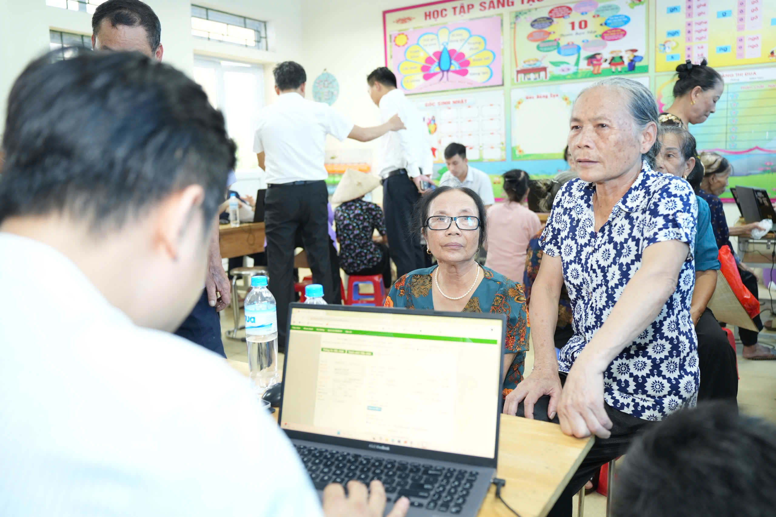 Xã đầu tiên trên cả nước khám sức khỏe miễn phí cho toàn bộ người dân- Ảnh 14. Xã đầu tiên trên cả nước khám sức khỏe miễn phí cho toàn bộ người dân- Ảnh 14.