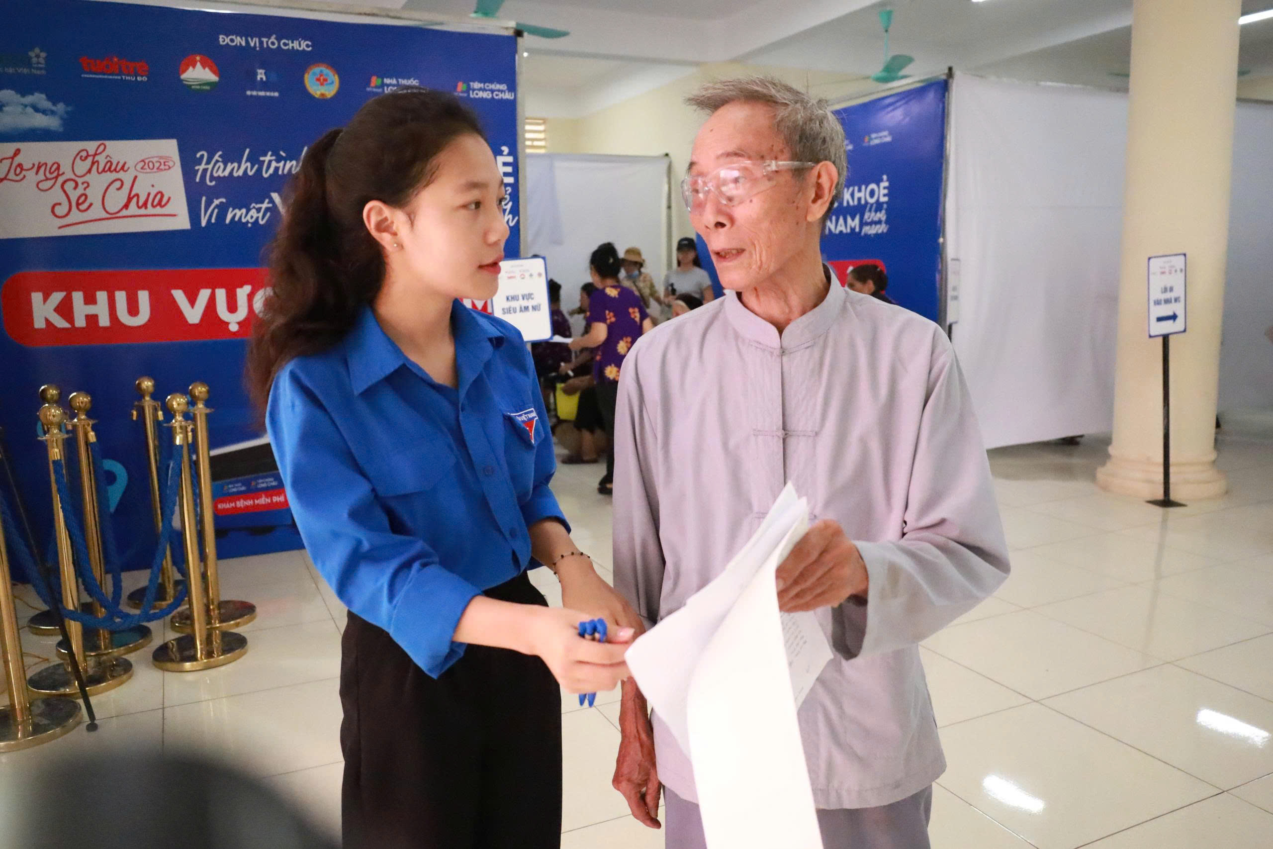 Xã đầu tiên trên cả nước khám sức khỏe miễn phí cho toàn bộ người dân- Ảnh 12. Xã đầu tiên trên cả nước khám sức khỏe miễn phí cho toàn bộ người dân- Ảnh 12.