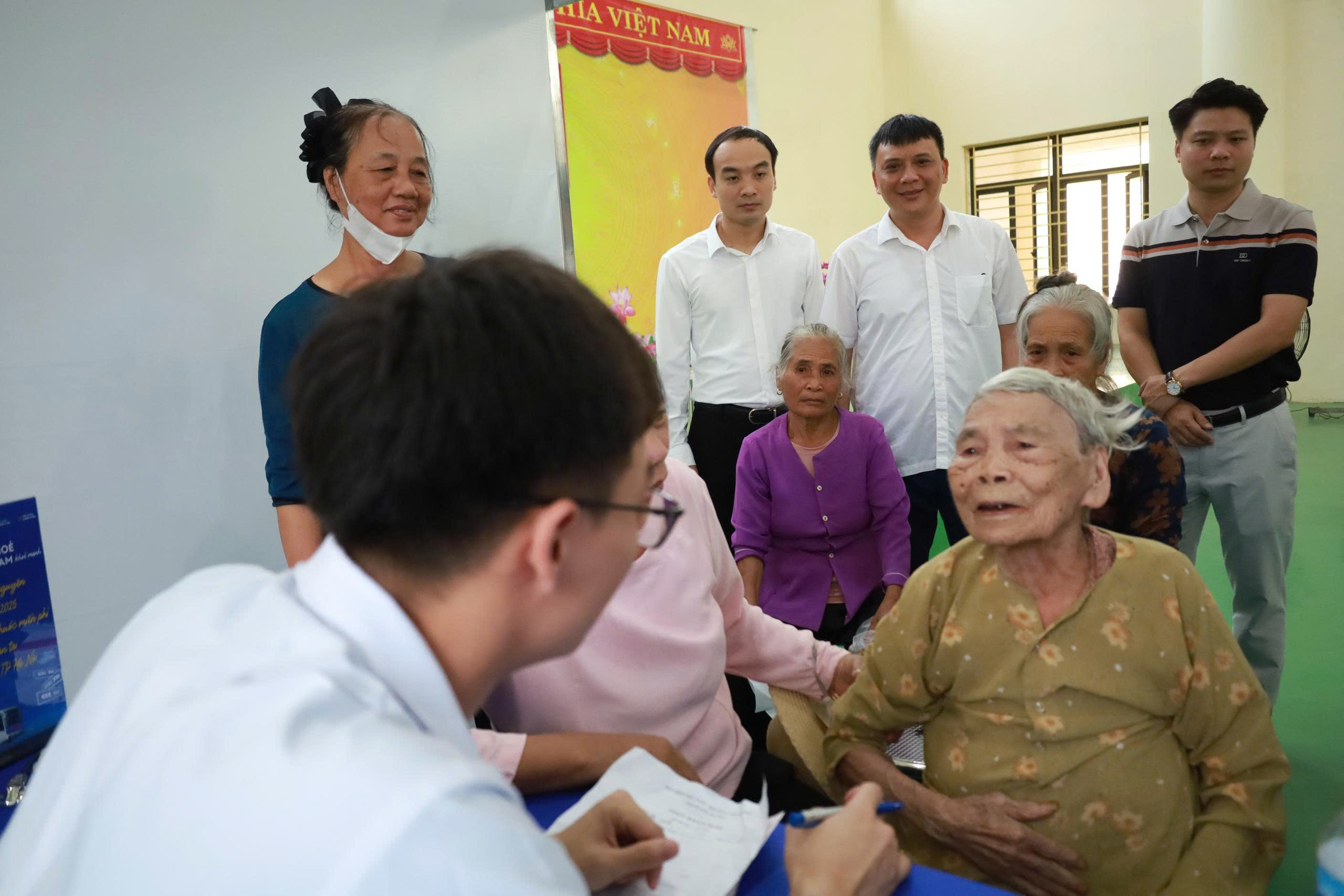 Xã đầu tiên trên cả nước khám sức khỏe miễn phí cho toàn bộ người dân- Ảnh 3. Xã đầu tiên trên cả nước khám sức khỏe miễn phí cho toàn bộ người dân- Ảnh 3.