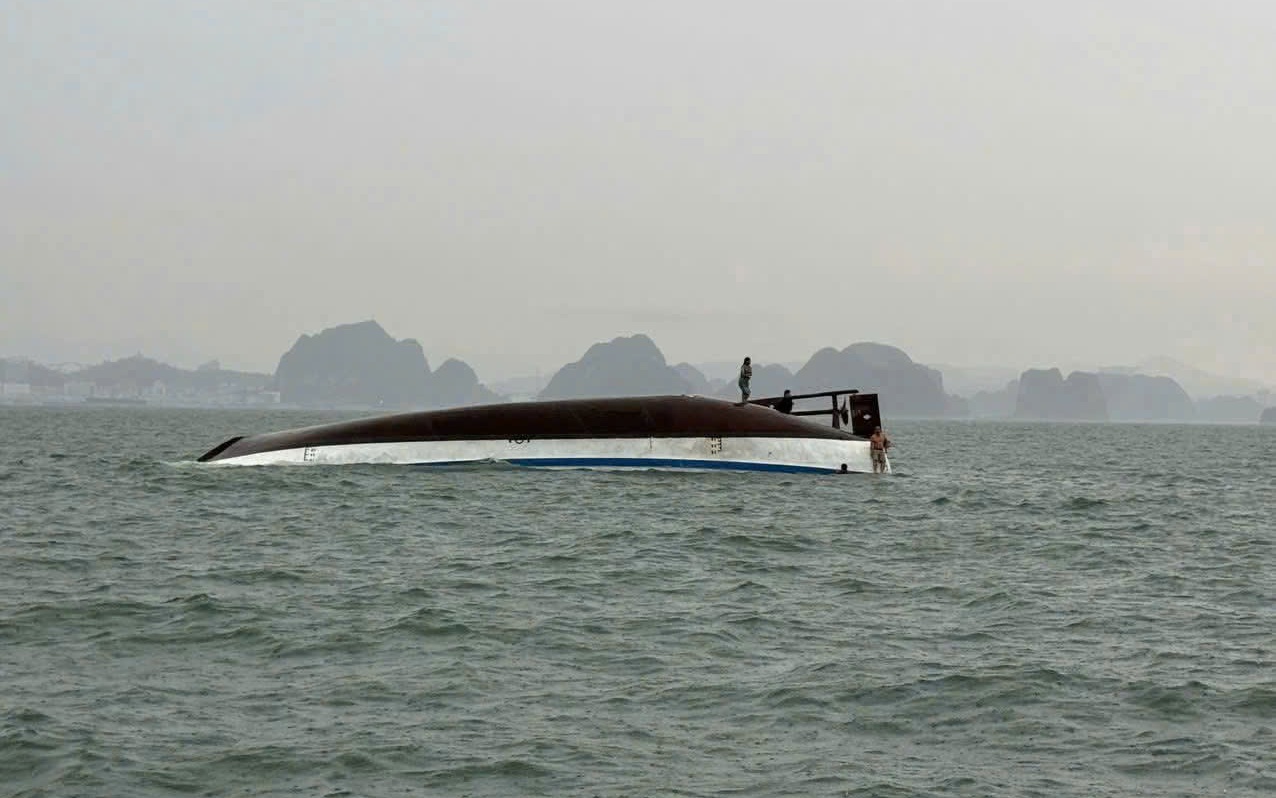 Tàu du lịch chở 53 người đắm trên vịnh Hạ Long: Đã cứu 12 người, tìm thấy 3 thi thể