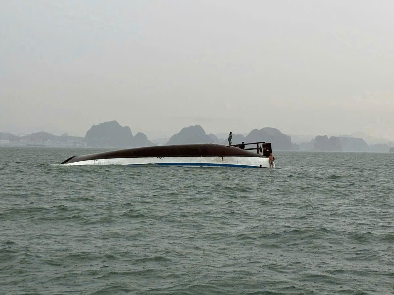 Tàu du lịch lật trên vịnh Hạ Long: Đã cứu 11 người, tìm thấy 38 thi thể, 4 người mất tích - Ảnh 1.