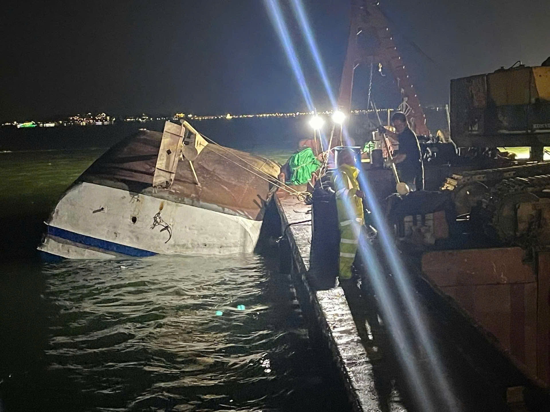 Phó Thủ tướng Trần Hồng Hà trực tiếp chỉ đạo tại hiện trường cứu hộ nạn nhân vụ lật tàu- Ảnh 2. Phó Thủ tướng Trần Hồng Hà trực tiếp chỉ đạo tại hiện trường cứu hộ nạn nhân vụ lật tàu- Ảnh 2.
