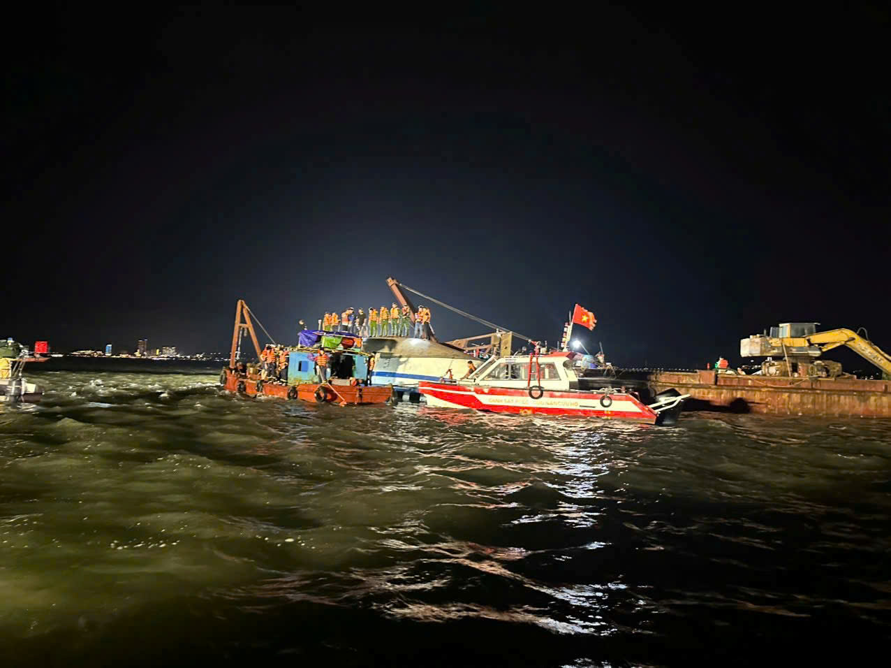 Phó Thủ tướng Trần Hồng Hà trực tiếp chỉ đạo tại hiện trường cứu hộ nạn nhân vụ lật tàu- Ảnh 3. Phó Thủ tướng Trần Hồng Hà trực tiếp chỉ đạo tại hiện trường cứu hộ nạn nhân vụ lật tàu- Ảnh 3.