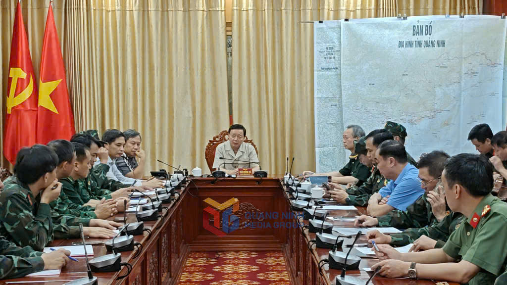 Thủ tướng yêu cầu khẩn trương cứu nạn, khắc phục hậu quả vụ lật tàu tại Quảng Ninh- Ảnh 1.