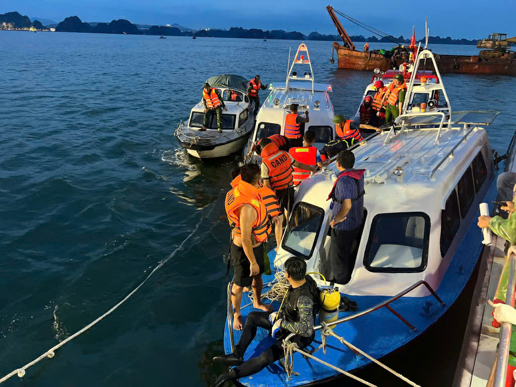 Thủ tướng yêu cầu khẩn trương cứu nạn, khắc phục hậu quả vụ lật tàu tại Quảng Ninh- Ảnh 5.