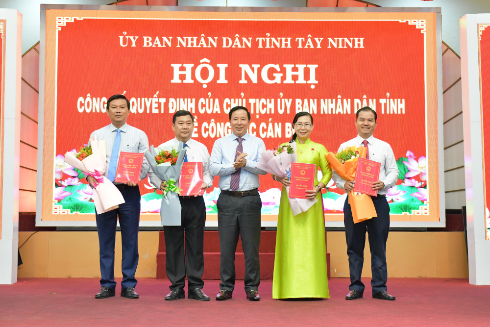 Tây Ninh công bố nhân sự lãnh đạo các sở, đơn vị sau sắp xếp- Ảnh 1.