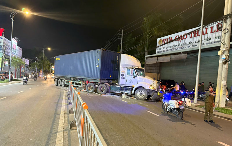 Hiện trường vụ tai nạn khiến xe container chắn ngang đường. Hiện trường vụ tai nạn khiến xe container chắn ngang đường.