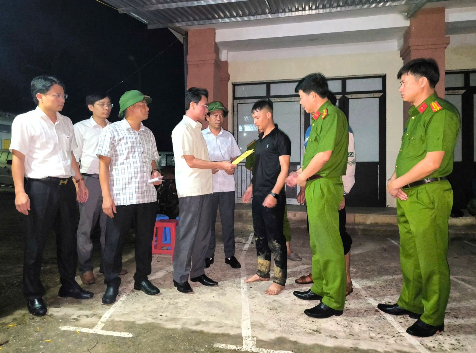 Lai Châu: Lãnh đạo tỉnh thăm, động viên gia đình nạn nhân vụ sạt lở QL4D- Ảnh 1.
