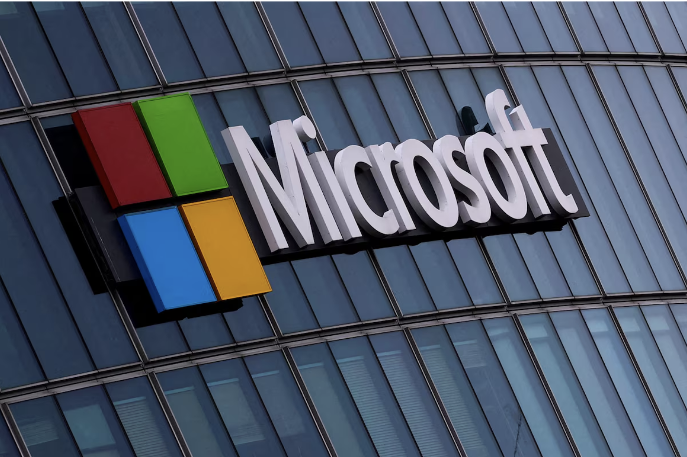 Microsoft sa thải khoảng 4% nhân sự khi đầu tư mạnh vào AI- Ảnh 1.
