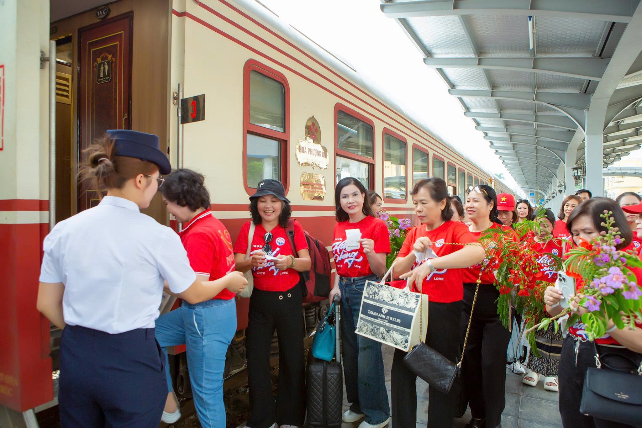 Điều chỉnh giá vé tháng tàu Hoa phượng đỏ, không hạn chế lượt đi- Ảnh 1.