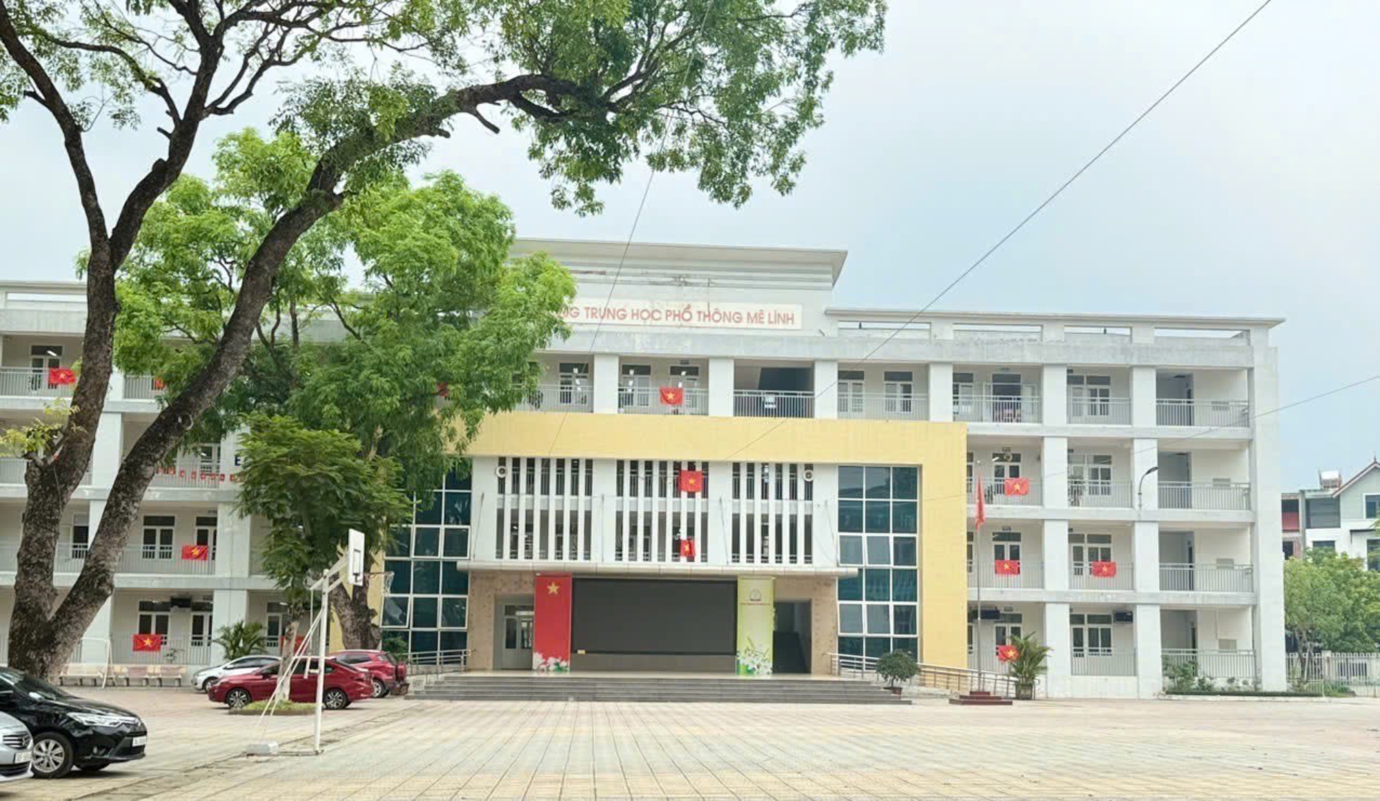15 năm gieo chữ của người thầy vượt lên số phận- Ảnh 3. 15 năm gieo chữ của người thầy vượt lên số phận- Ảnh 3.