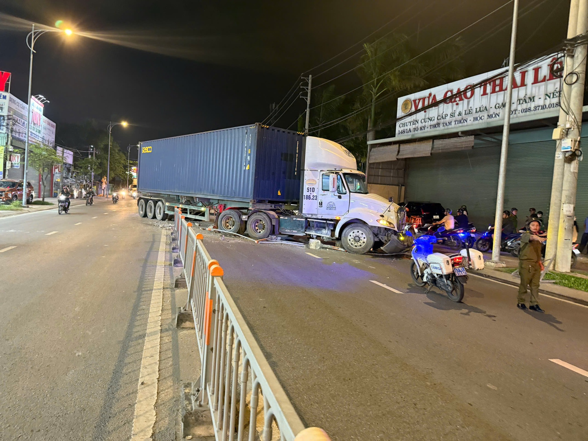 Tông nát dải phân cách, container nằm chắn ngang đường khiến giao thông ùn ứ- Ảnh 1.
