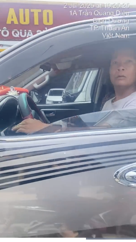 Đang xác minh vụ tài xế ô tô 7 chỗ chạy ngược chiều còn đuổi đánh người quay video- Ảnh 1.