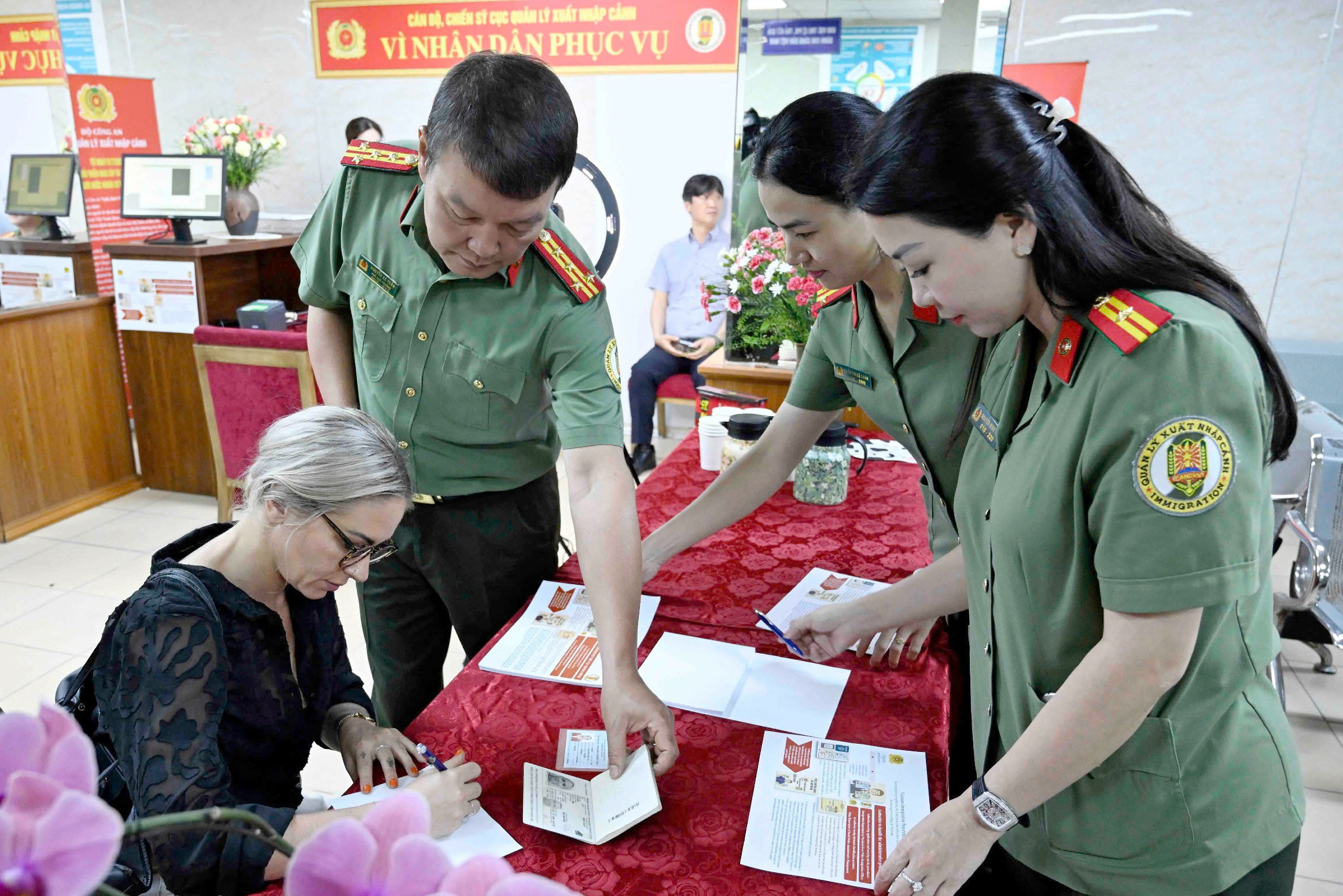 Bắt đầu cao điểm 50 ngày cấp định danh điện tử mức 2 cho người nước ngoài- Ảnh 2.