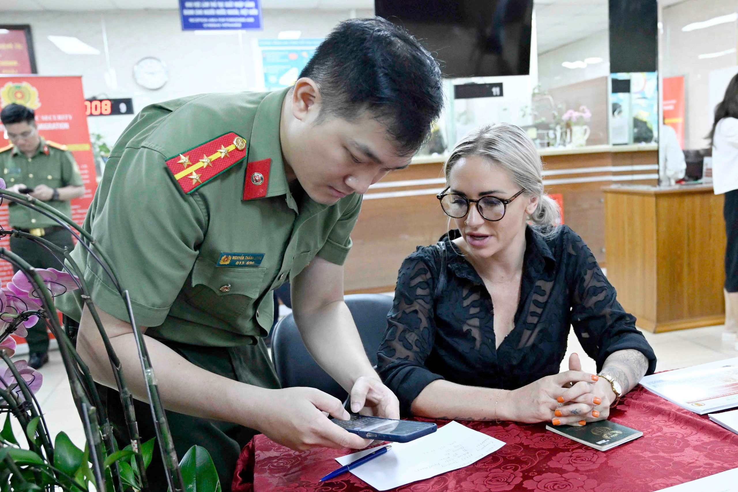 Bắt đầu cao điểm 50 ngày cấp định danh điện tử mức 2 cho người nước ngoài- Ảnh 9.