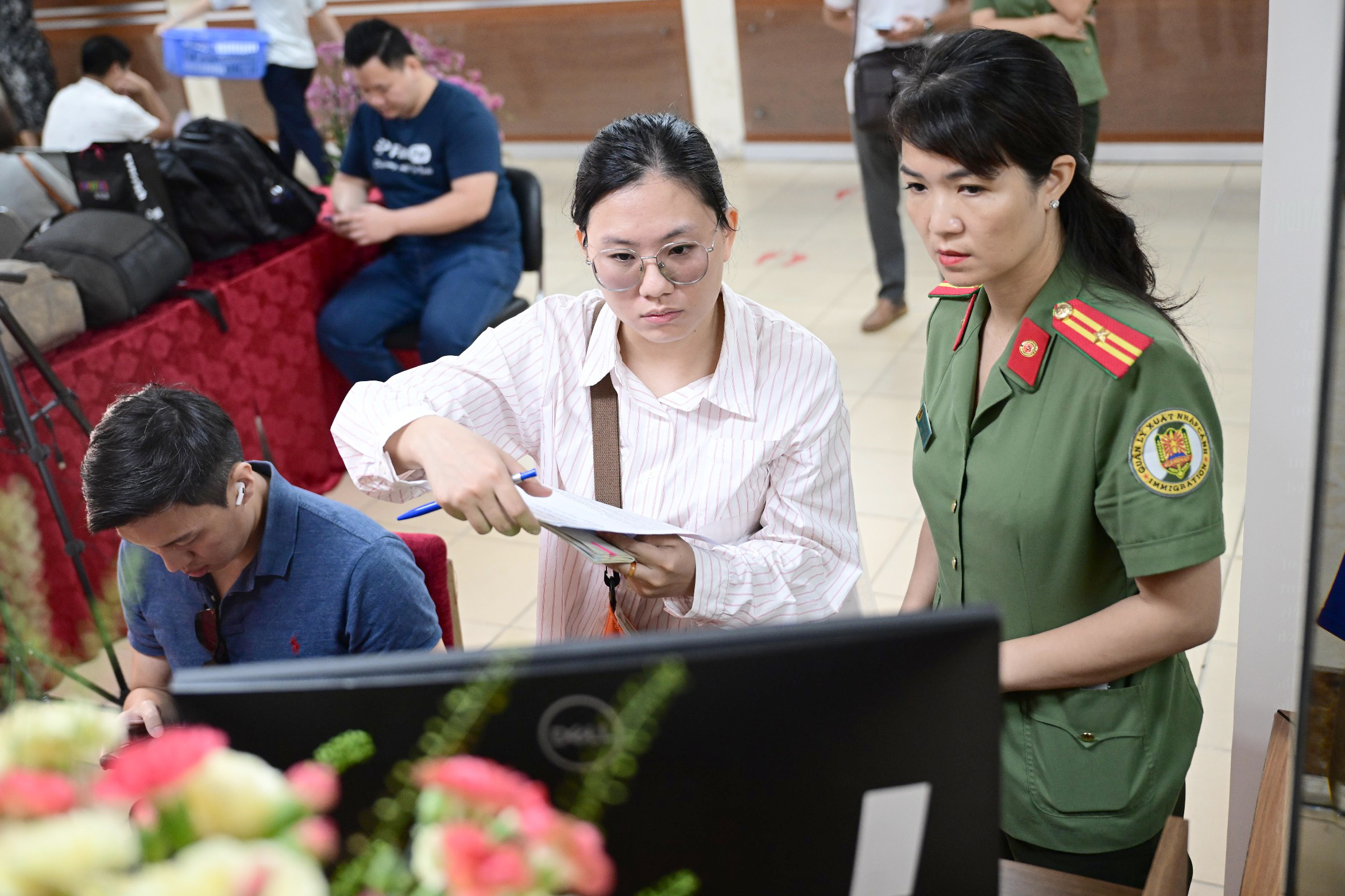 Bắt đầu cao điểm 50 ngày cấp định danh điện tử mức 2 cho người nước ngoài- Ảnh 10.