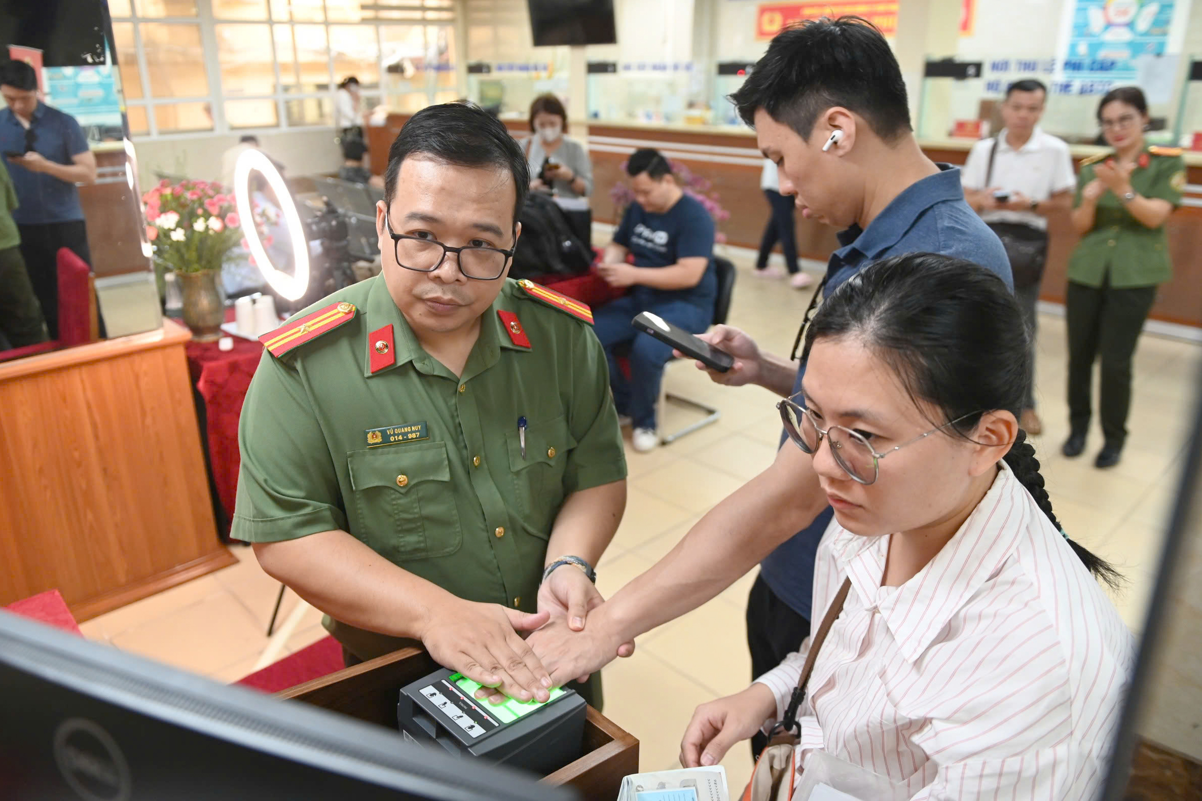 Bắt đầu cao điểm 50 ngày cấp định danh điện tử mức 2 cho người nước ngoài- Ảnh 8.