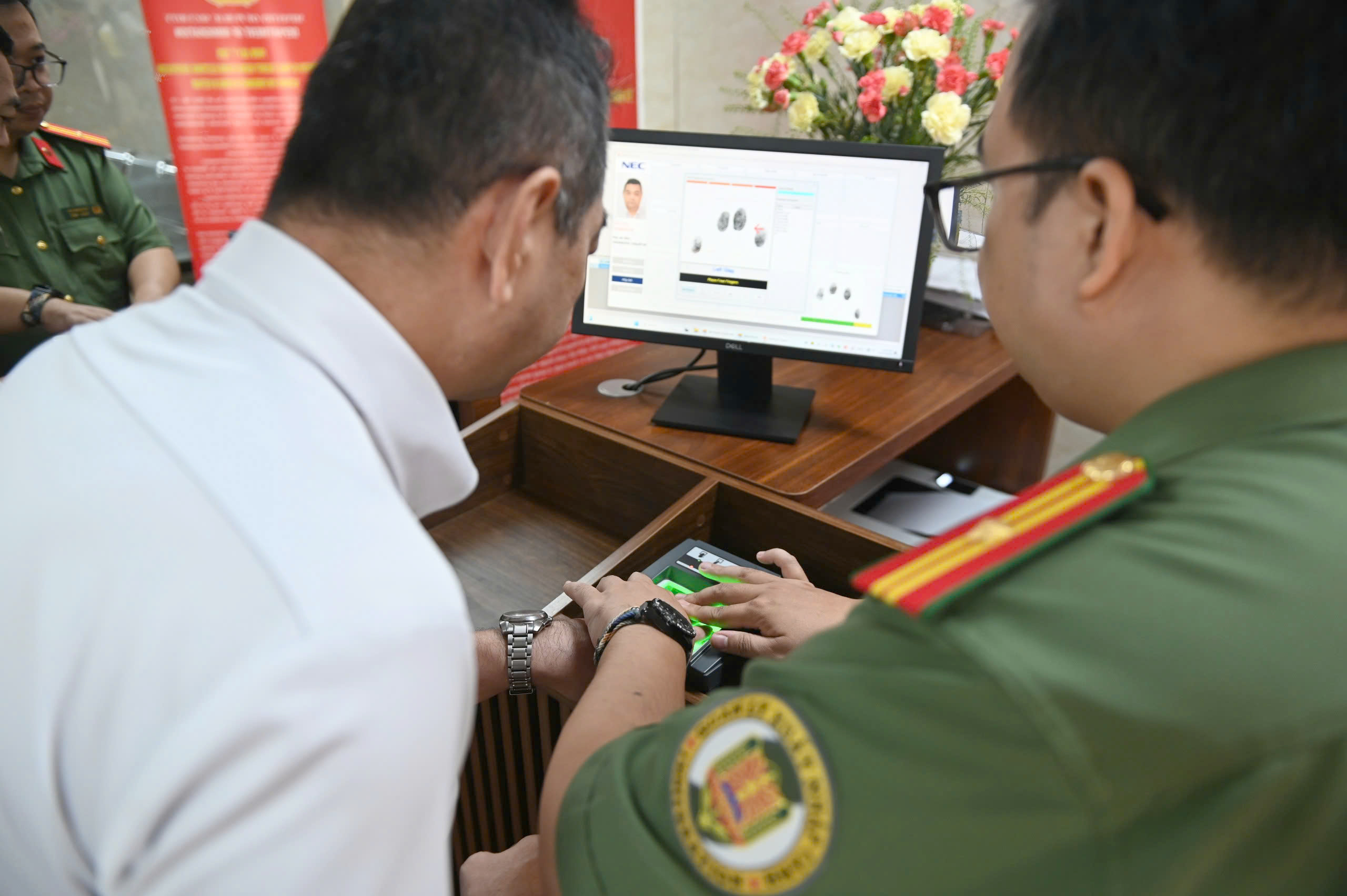 Bắt đầu cao điểm 50 ngày cấp định danh điện tử mức 2 cho người nước ngoài- Ảnh 3.