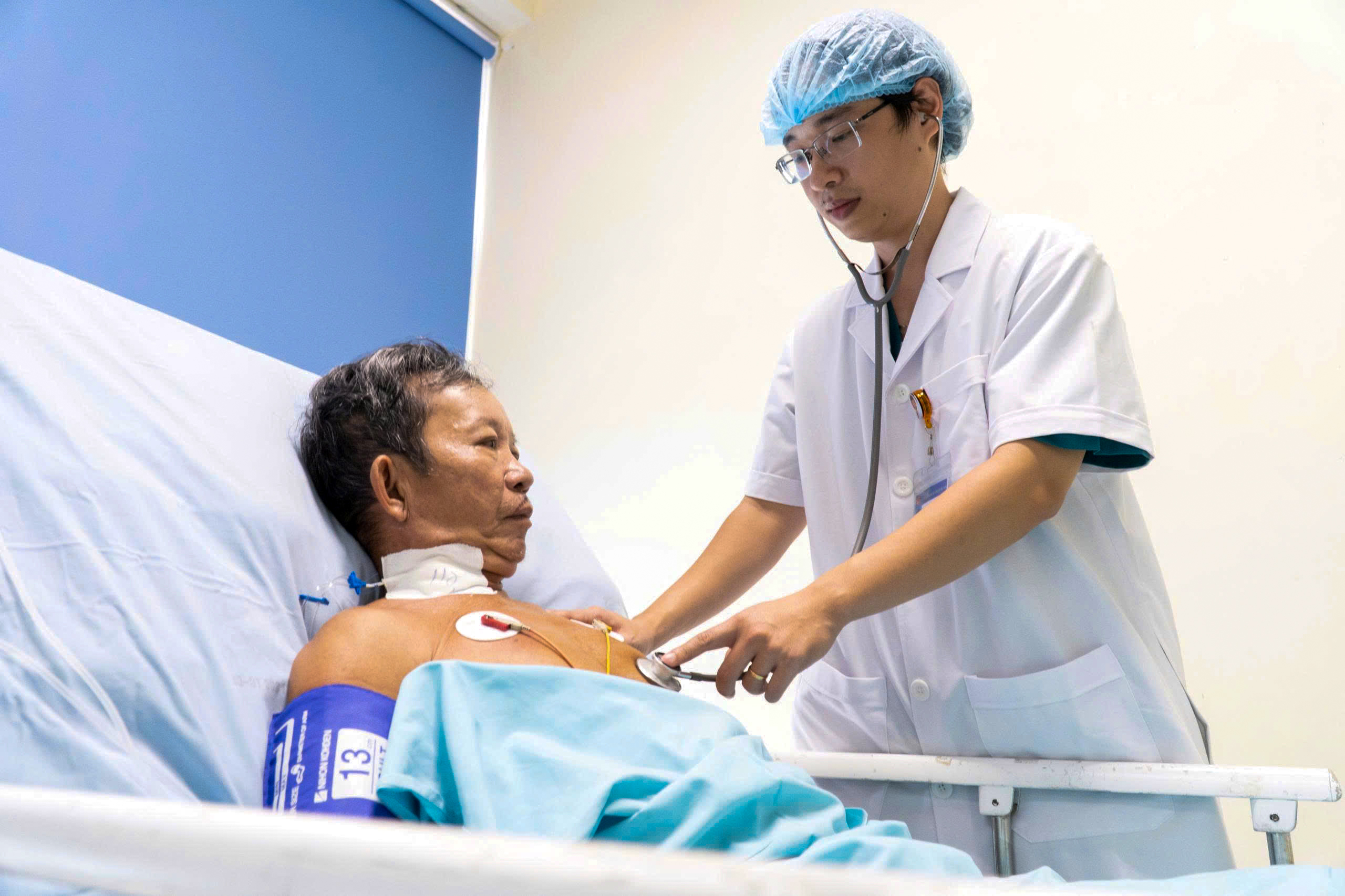 Bị ong vò vẽ đốt hơn 30 mũi, người đàn ông 68 tuổi sốc phản vệ, hôn mê- Ảnh 1.