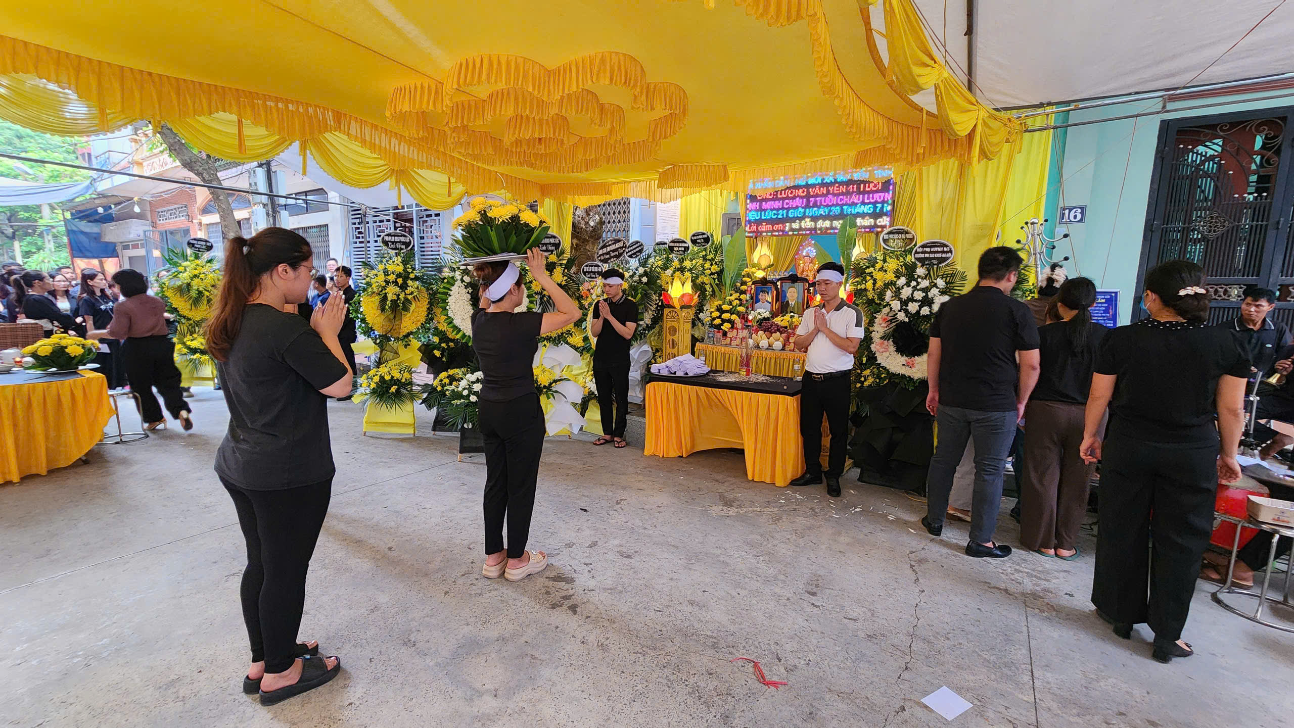 Vụ lật tàu ở Quảng Ninh: Mẹ già khóc nghẹn bên quan tài con trai và 2 cháu- Ảnh 6.