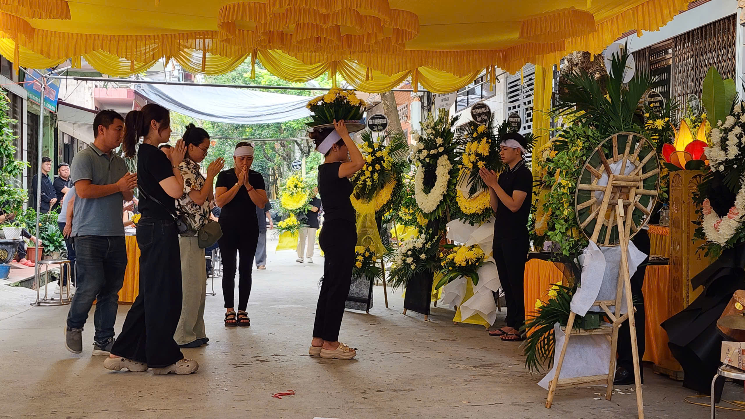Vụ lật tàu ở Quảng Ninh: Mẹ già khóc nghẹn bên quan tài con trai và 2 cháu- Ảnh 7.