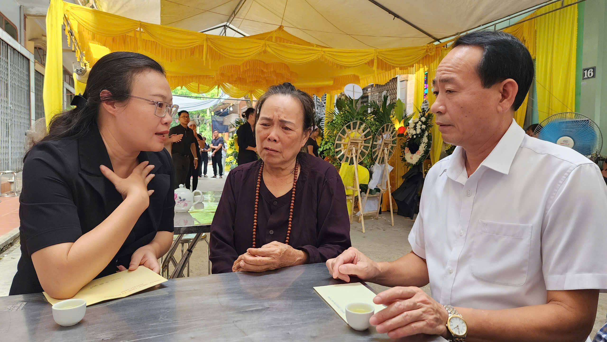 Vụ lật tàu ở Quảng Ninh: Mẹ già khóc nghẹn bên quan tài con trai và 2 cháu- Ảnh 4.