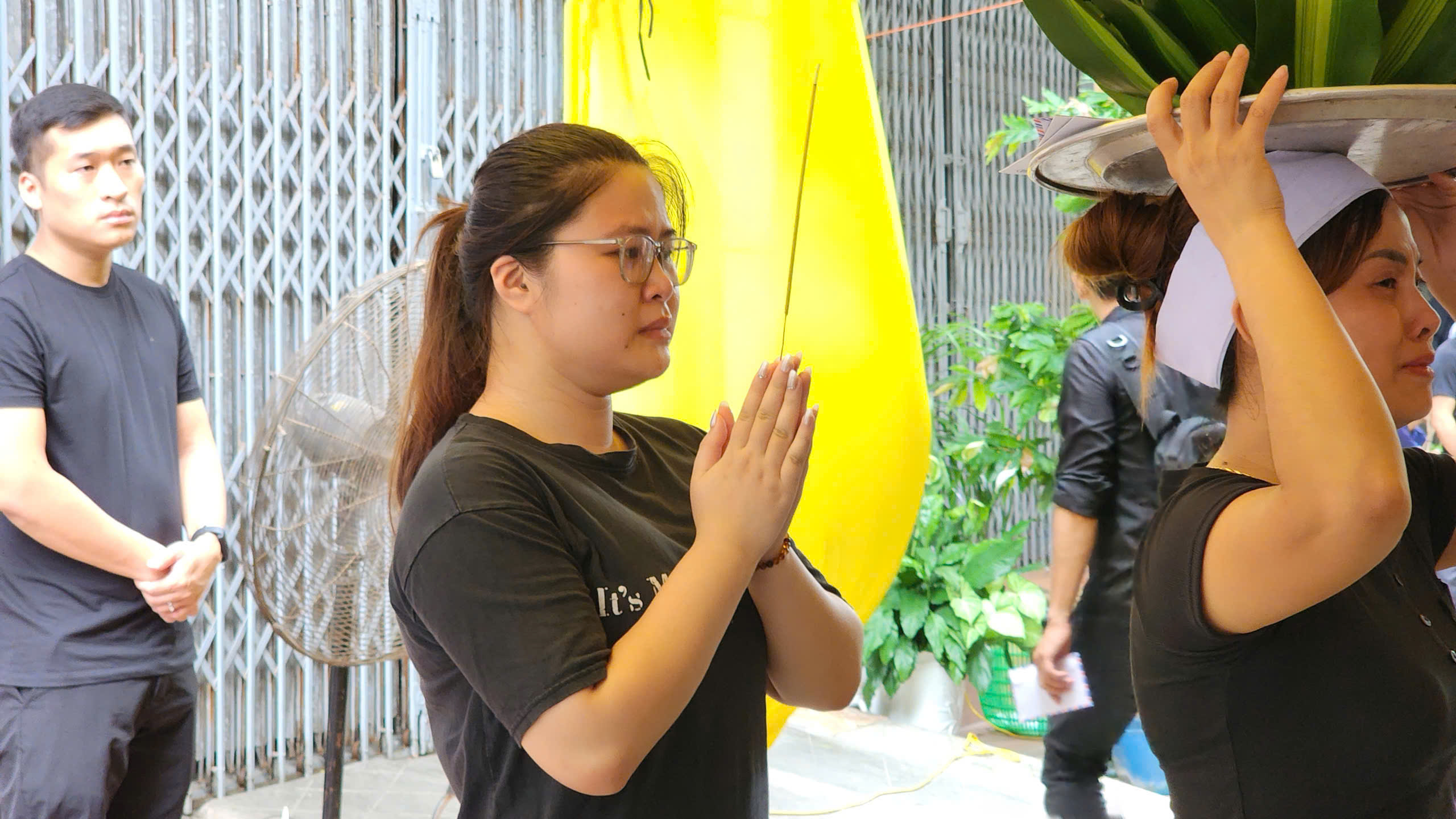 Vụ lật tàu ở Quảng Ninh: Mẹ già khóc nghẹn bên quan tài con trai và 2 cháu- Ảnh 5.