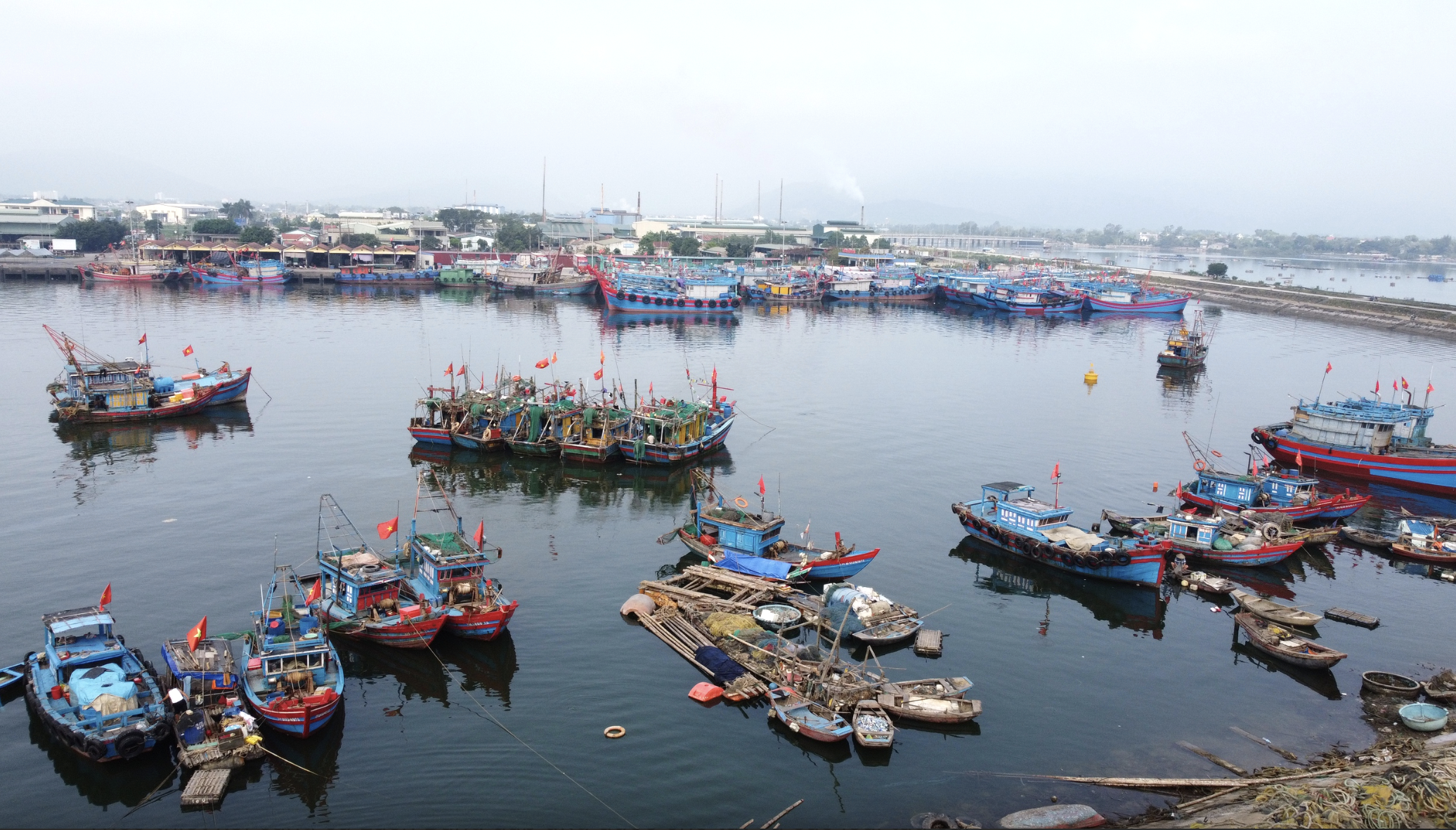 Nhiều tỉnh cấm biển, yêu cầu tàu thuyền vào bờ tránh bão số 3- Ảnh 1.