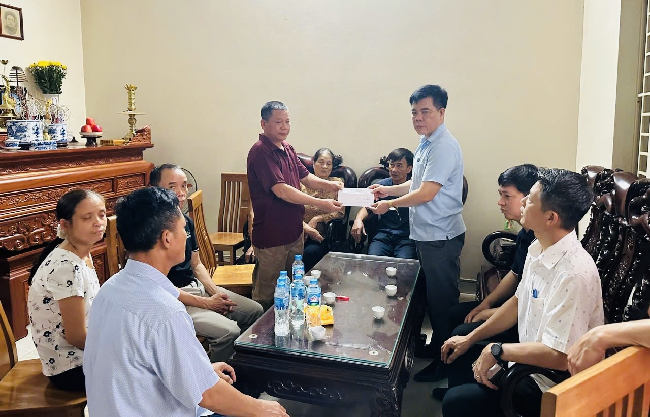 Hà Nội: Kịp thời thăm hỏi, hỗ trợ gia đình nạn nhân vụ lật tàu tại Quảng Ninh- Ảnh 1.