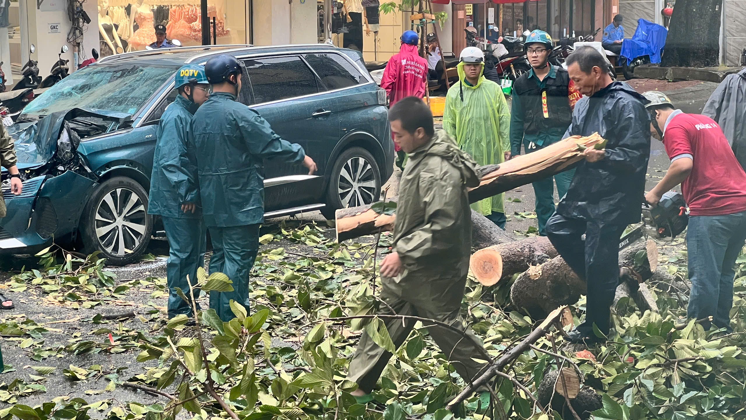 Giông lốc càn quét TP.HCM: Nhiều căn nhà tốc mái, cây xanh, cột điện ngã đổ- Ảnh 4.
