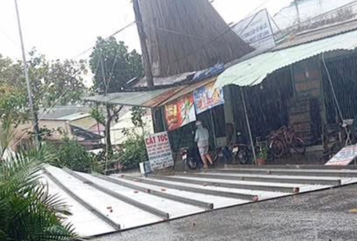 Đồng Nai: Nhiều nhà dân bị tốc mái, cây đổ đầy đường sau mưa dông- Ảnh 5. Đồng Nai: Nhiều nhà dân bị tốc mái, cây đổ đầy đường sau mưa dông- Ảnh 5.
