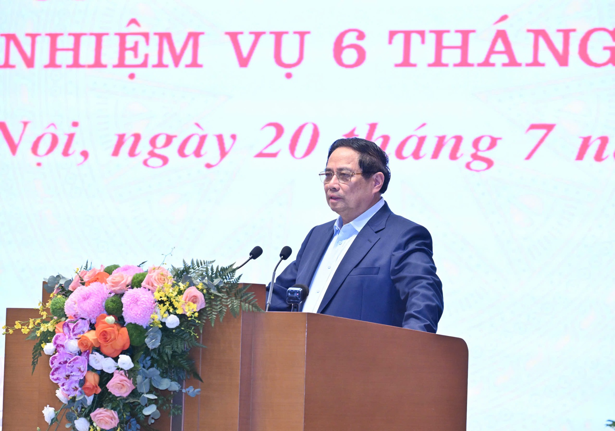 Thủ tướng: Chấn chỉnh tình trạng "cò giấy tờ", đẩy mạnh cung cấp dịch vụ công trực tuyến- Ảnh 1.