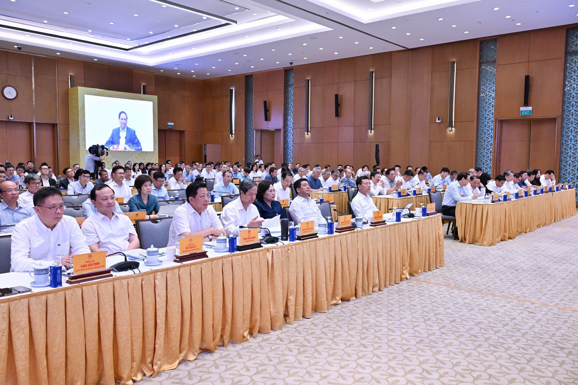 Thủ tướng: Chấn chỉnh tình trạng "cò giấy tờ", đẩy mạnh cung cấp dịch vụ công trực tuyến- Ảnh 2.