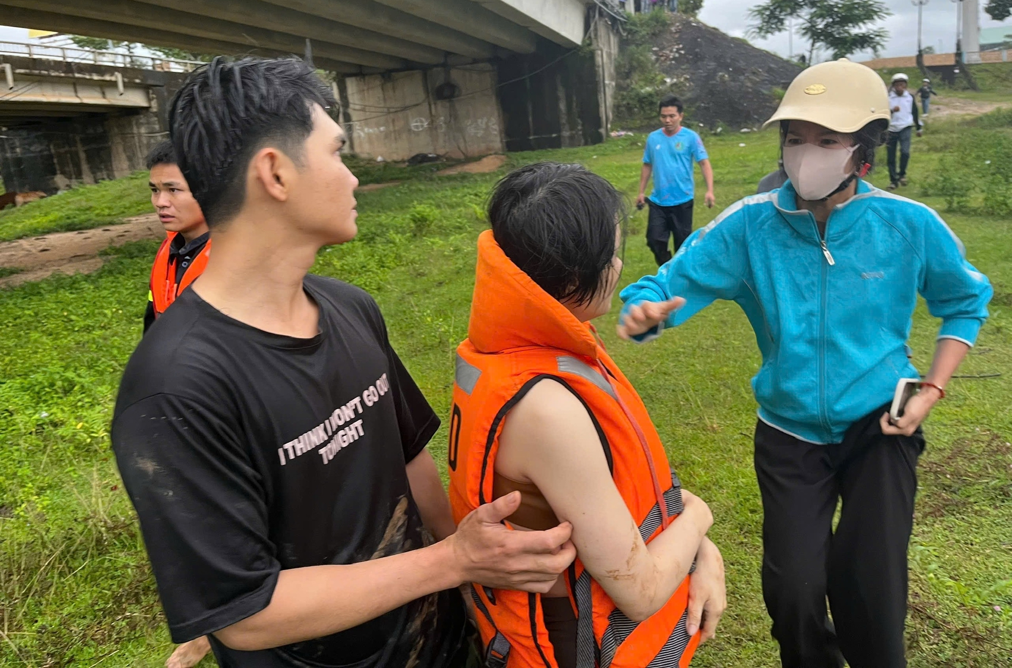 Quảng Ngãi: Cảnh sát cứu sống hai anh em ruột đuối nước trên sông Đăk Bla- Ảnh 1. Quảng Ngãi: Cảnh sát cứu sống hai anh em ruột đuối nước trên sông Đăk Bla- Ảnh 1.