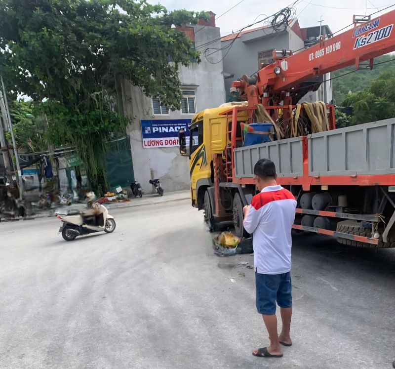 Thanh Hóa: Người phụ nữ tử vong dưới gầm xe cẩu tại ngã 5 Hàm Rồng- Ảnh 1.