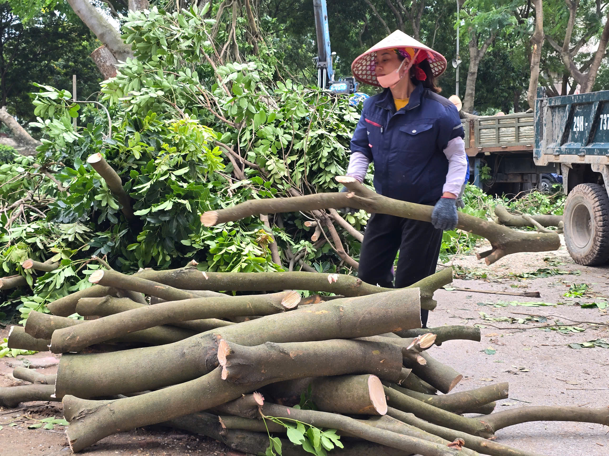 Hà Nội: Khẩn trương khắc phục hậu quả sau giông lốc, giải cứu ô tô, xe buýt mắc kẹt- Ảnh 16.