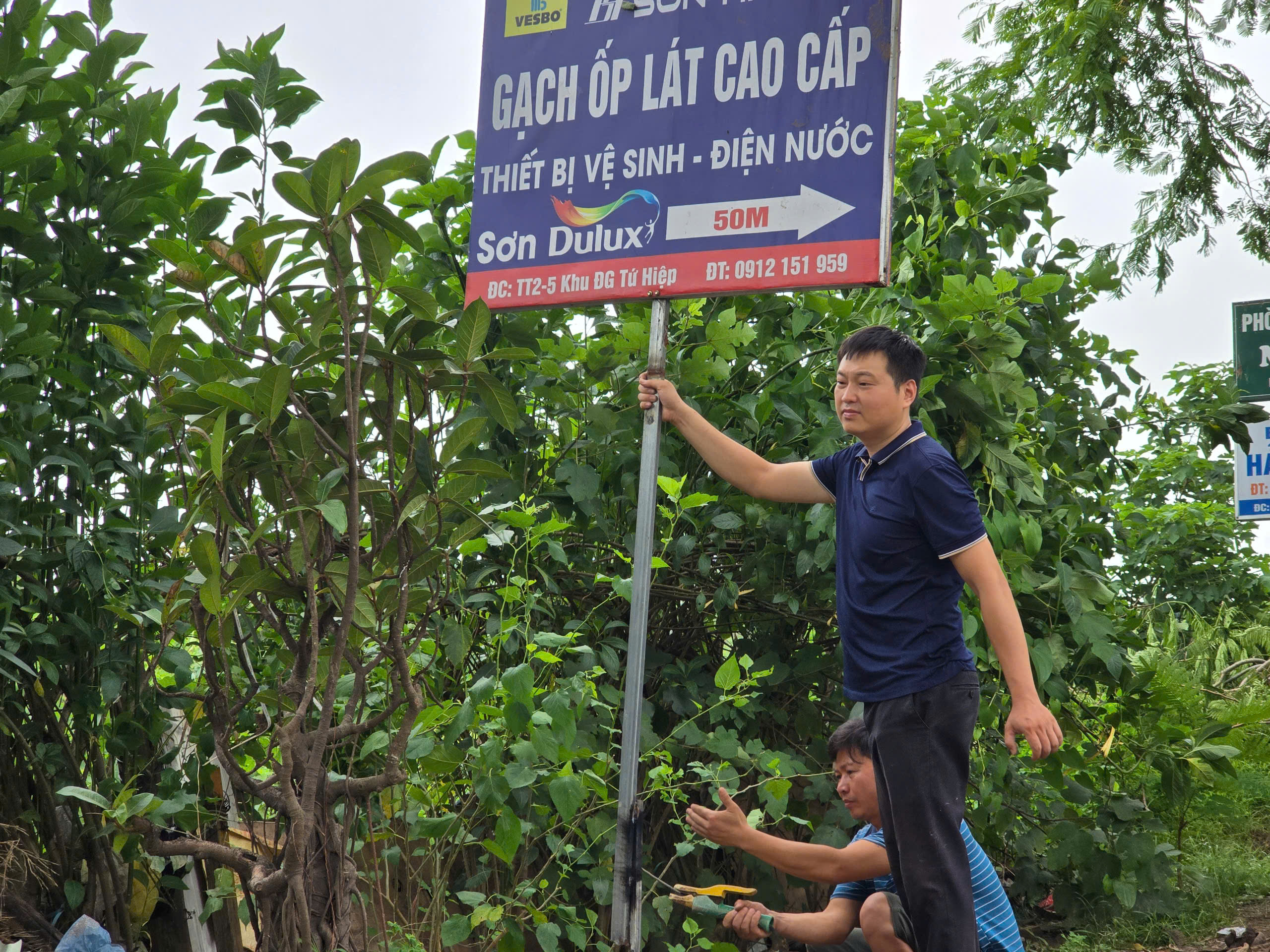 Hà Nội: Khẩn trương khắc phục hậu quả sau giông lốc, giải cứu ô tô, xe buýt mắc kẹt- Ảnh 19.