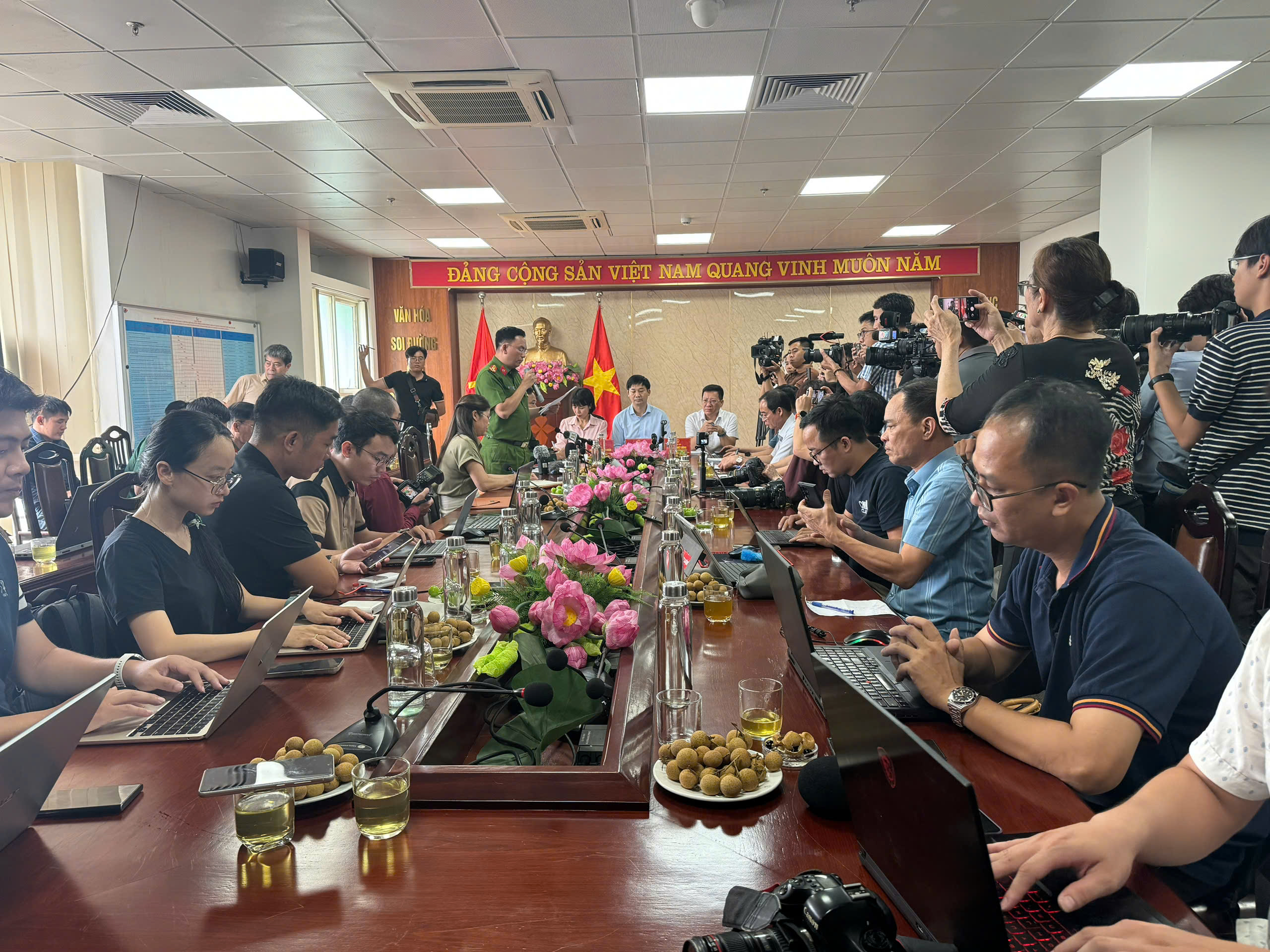 Họp báo vụ lật tàu du lịch ở Hạ Long: Tìm nạn nhân mất tích trước khi bão đổ bộ- Ảnh 1.