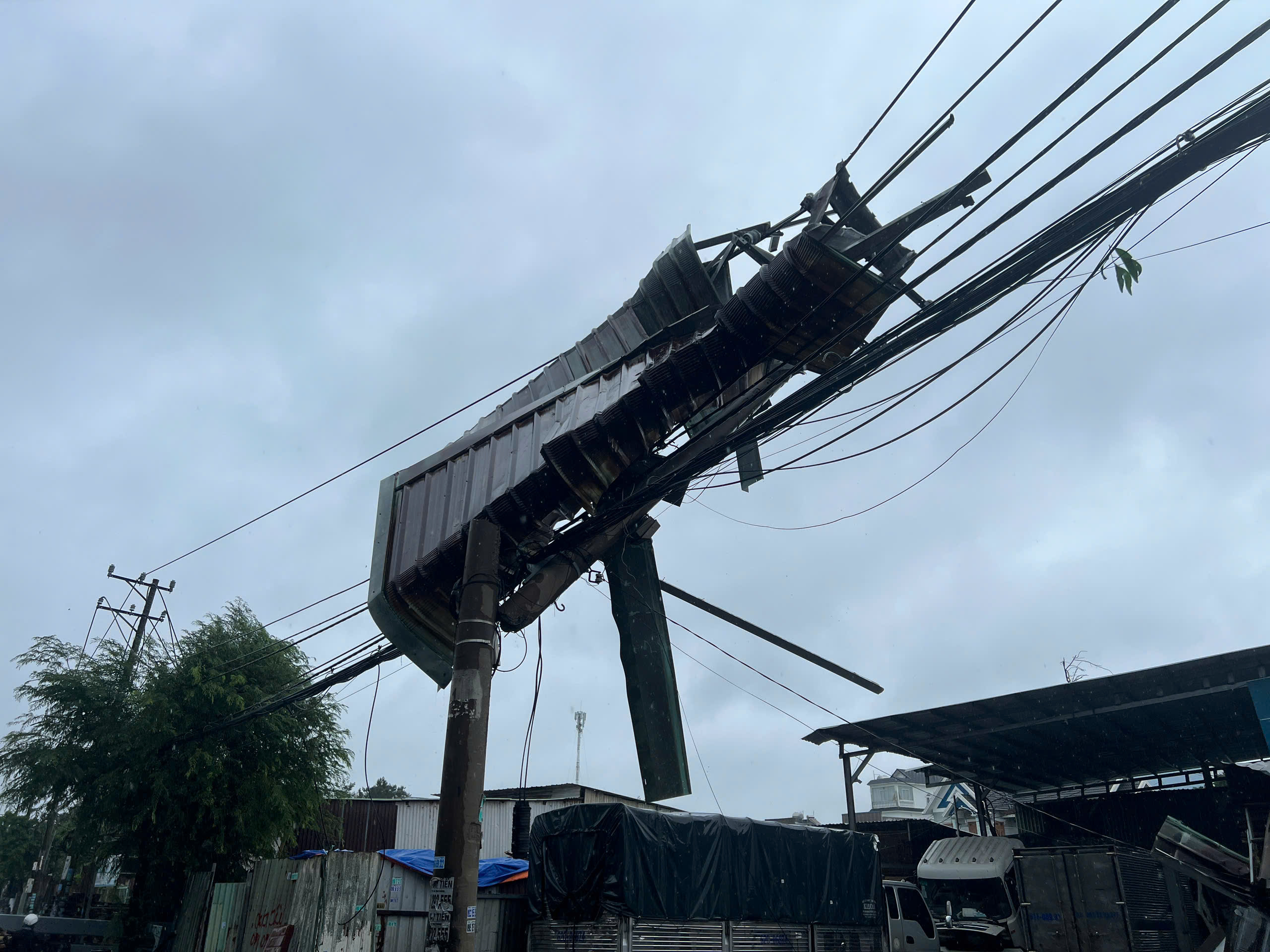 Giông lốc càn quét TP.HCM: Nhiều căn nhà tốc mái, cây xanh, cột điện ngã đổ- Ảnh 7.